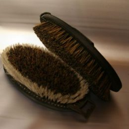 SPAZZOLA EQUERRY DORSO PELLE due misure Brusche & Spazzole 